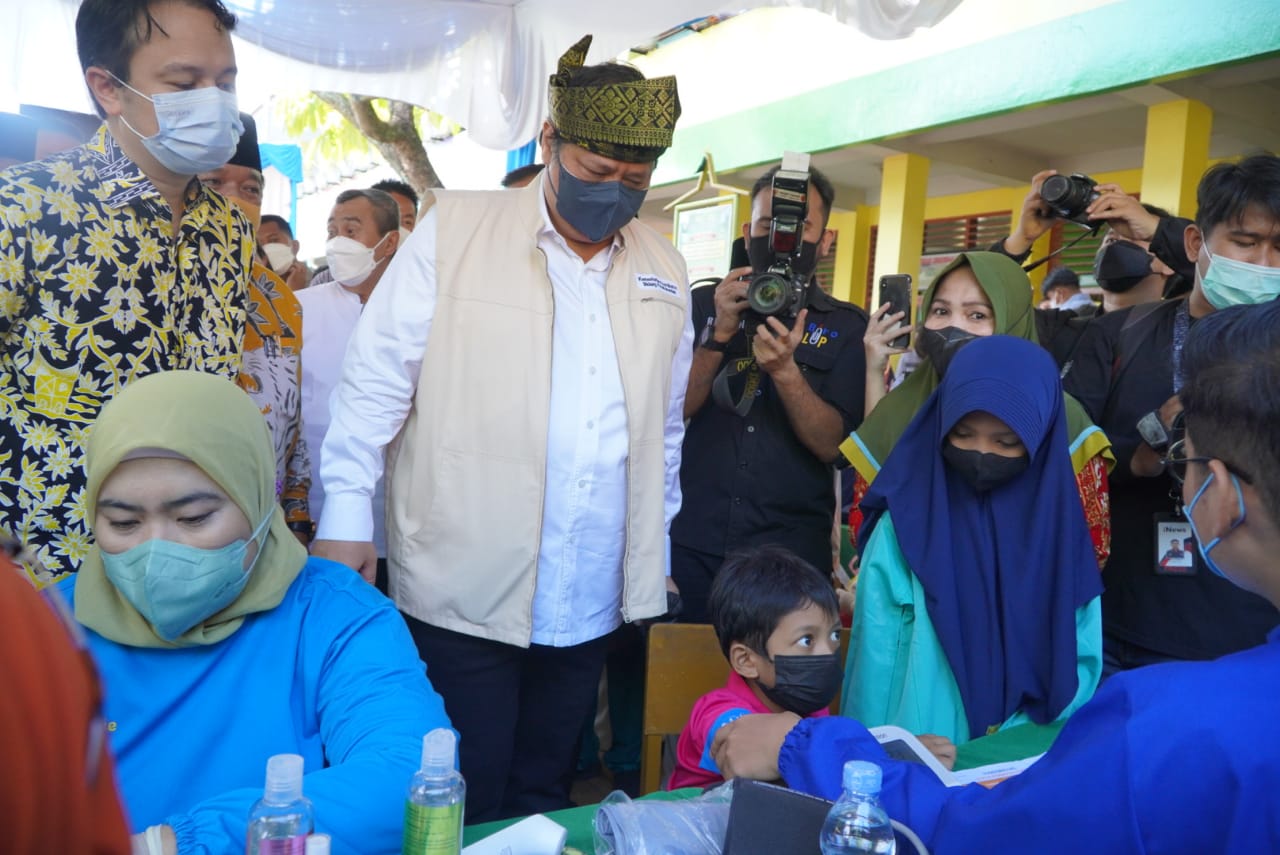 Airlangga Hartarto ketika sedang meninjau pelaksanaan vaksin di provinsi Riau