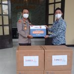 Buname Farmasi memberikan alat swab antigen kepada Polrestabes Bandung