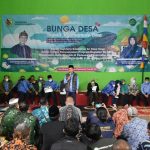 Bupati Bandung Dadang Supriatna ketika menjelaskan Pinjaman Bergulir Rp 60 Juta Per RW pada acara Bunga Desa.