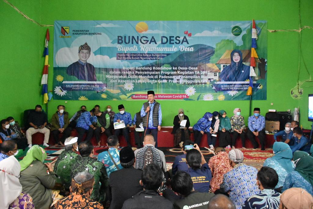 Bupati Bandung Dadang Supriatna ketika menjelaskan Pinjaman Bergulir Rp 60 Juta Per RW pada acara Bunga Desa.