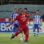 Pemain Persija Jakarta Tony Sucipto gagal mencetak gol lewat penalti ke gawang Persiraja Banda Aceh. (Tim Media Persija)