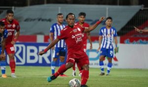 Pemain Persija Jakarta Tony Sucipto gagal mencetak gol lewat penalti ke gawang Persiraja Banda Aceh. (Tim Media Persija)