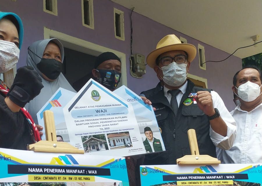Gubenur Jabar menyerahkan secara simbolis pembangunan rumah tidak layak huni untuk warga Kabuoaten Pangandaran