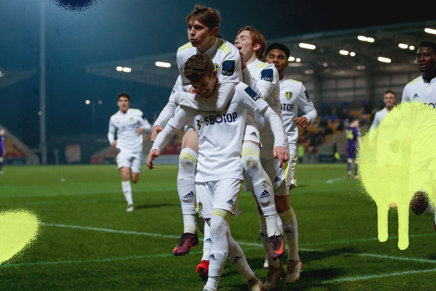 SELEBRASI: Punggawa Leeds United merayakan kemenangan. (@LUFC/TWITTER)