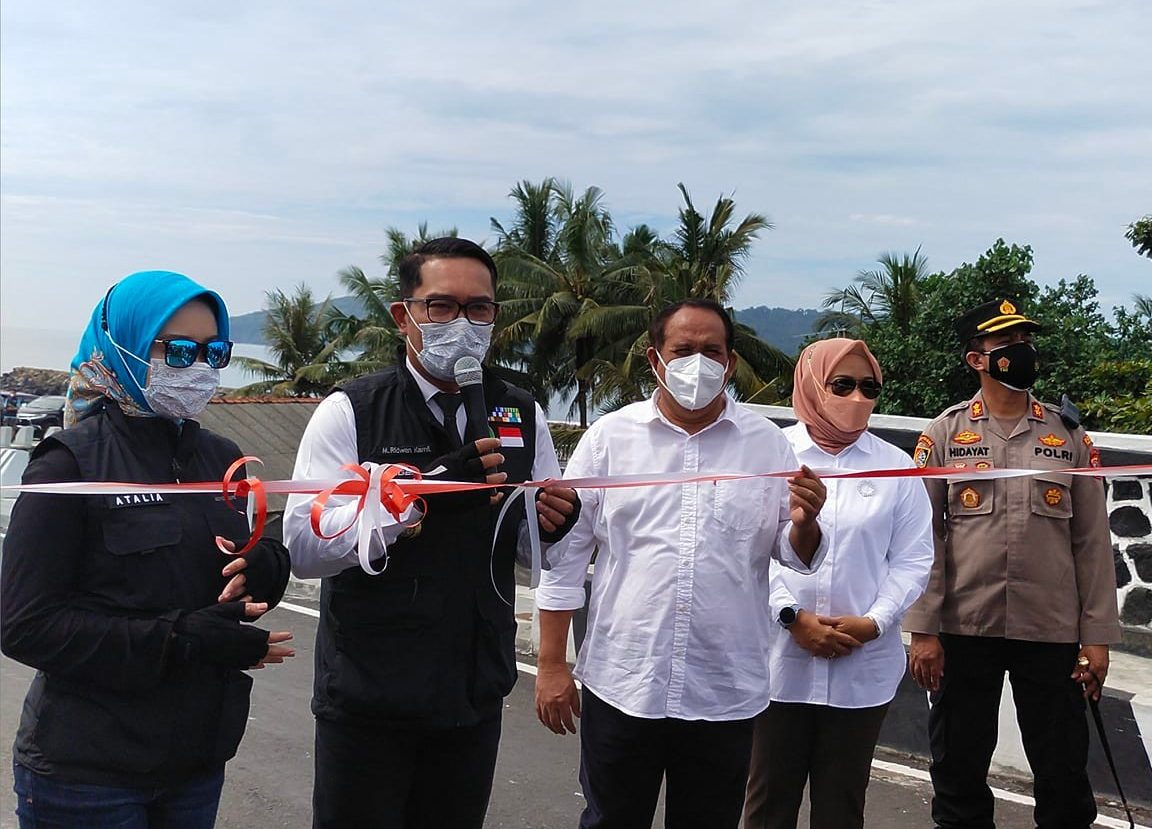 Gubenur Jabar Ridwan Kamil akan melakukan gubnting pita untuk meresmikan Jembatan Merah Cikidang di Pantai Timur Pangandaran