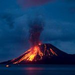 Gunung Krakatau pernah mengalami letusan sangat dasyat pada 1883. Letusannya tercatat sebagai letusan paling mematikan dalam sejarah modern.