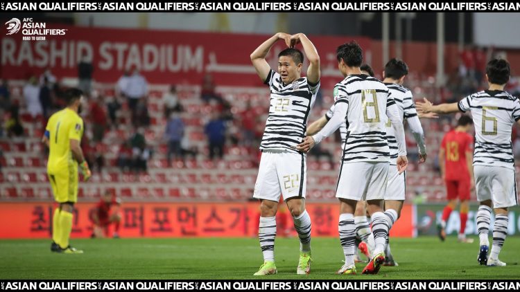 Gaya selebrasi winger kanan Korea Selatan Kwon Chang-hoon setelah mencetak gol kedua ke gawang Syria di Rashid Stadium, Dubai, tadi malam. (AFC )