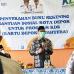 Wakil Wali Kota Depok, Imam Budi Hartono (IBH) saat memberikan sambutan pada acara penyerahan KDS di aula Kantor Kelurahan Sawangan. (Foto: Diskominfo)