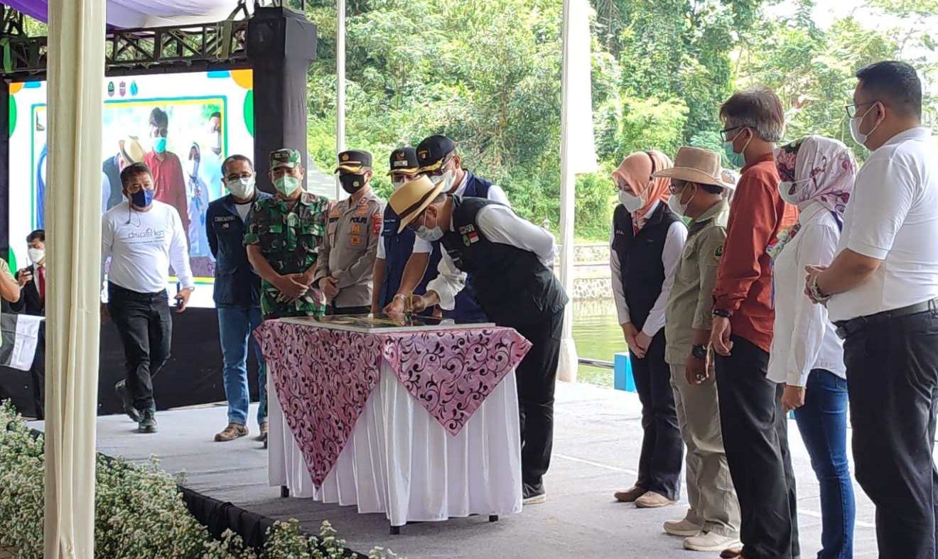 Gubernur Jawa Barat Ridwan Kamil meresmikan objek wisata Situ Wangi di Kabupaten Ciamis, Sabtu (19/2).
