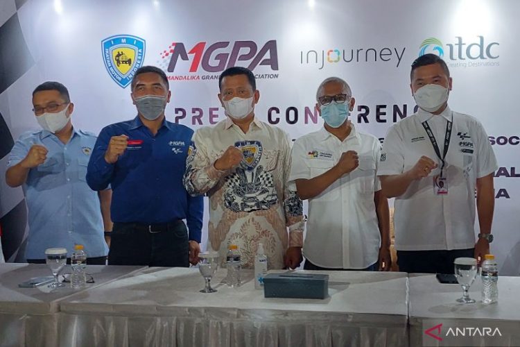 Dari kiri, Wakil Ketua Umum Olahraga Sepeda Motor Sadikin Aksa, Direktur Utama ITDC Abdulbar M Mansoer, Ketua Umum IMI Bambang Soesatyo, Direktur Utama MGPA Priandi Satria, dan Wakil Direktur Cahyadi Wanda saat konferensi pers di Kantor IMI Pusat, Kawasan GBK, Senayan, Jakarta (2/2). (Muhammad Ramdan/Antara )