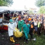 Petugas mengevakuasi para korban kecelakaaan Kereta dan Bus Pariwisata di Tulungagung, Minggu (27/2) fotoANTARA/Deny Trisdanto//DS