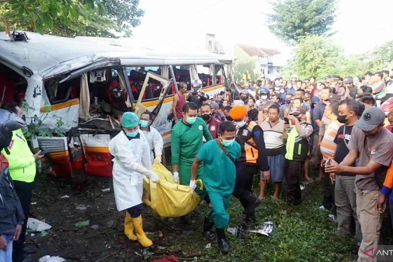 Petugas mengevakuasi para korban kecelakaaan Kereta dan Bus Pariwisata di Tulungagung, Minggu (27/2) fotoANTARA/Deny Trisdanto//DS