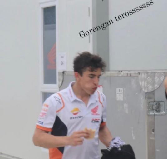 Tangkapan layar yang menunjukkan gambar Marc Marquez sedang makan gorengan dan membuat warganet heboh.