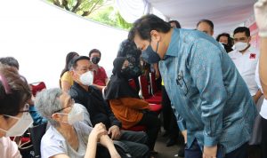 Menko Airlangga Hartarto ketika meninjau pelaksanaan vaksin di DKI Jalarta.
