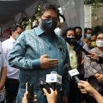 Menko Airlangga Hartarto ketika meninjau vaksinisasi di DKI Jakarta yang kasus Omicronnya sedang tinggi