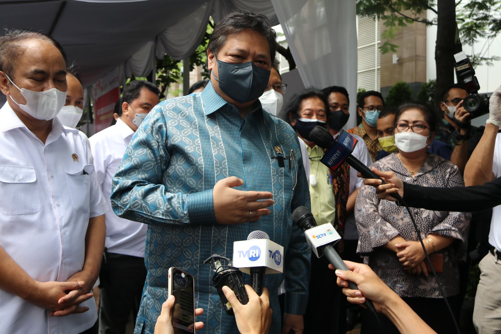 Menko Airlangga Hartarto ketika meninjau vaksinisasi di DKI Jakarta yang kasus Omicronnya sedang tinggi