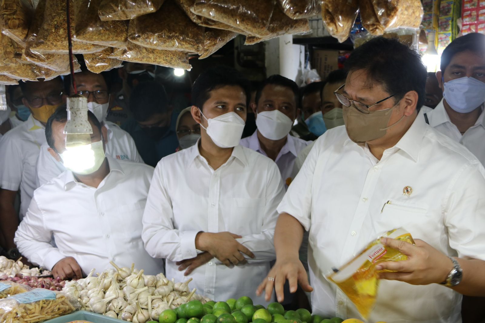 Menko Airlangga ketika mengunjungi Pasar Tradisional untuk mennyakan harga kebutuhan pokok termasuk minyak goreng