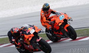 Remy Gardner (kanan) saat melaju di samping pembalap uji KTM Mika Kalio di shakedown test MotoGP di Sirkuit Sepang, Malaysia. (crash)