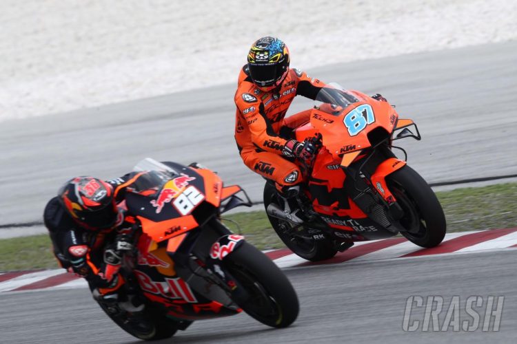 Remy Gardner (kanan) saat melaju di samping pembalap uji KTM Mika Kalio di shakedown test MotoGP di Sirkuit Sepang, Malaysia. (crash)