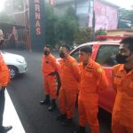 Personil SAR Bandung bersiap melakukan pencarian terhadap dua orang Pendaki yang Hilang di Gunung Malabar