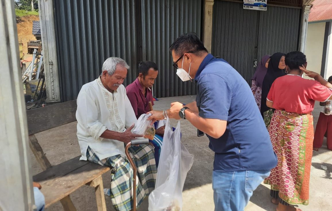 Posko BRI Peduli membagikan makanan cepat saji untuk para korban gempa Kabupaten Pasaman sumbar