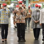 Ridwan Kamil mendampingi Jokowi ekspor pertama mobil Fortuner ke Australia di Kantor PT Toyota Motor Manufacturing Indonesia, Kabupaten Karawang, Selasa (15/02/2022)