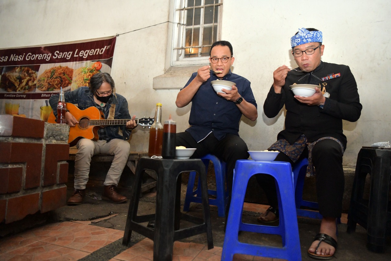 Ridwan Kamil dan Anies Baswedan sedang menikmati Bubur Ayam PR di Jalan Homan Kota Bandung