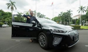 Gubernur Ridwan Kamil dengan bangga berpose bersama mobil listrik Hyundai IONIQ EV.