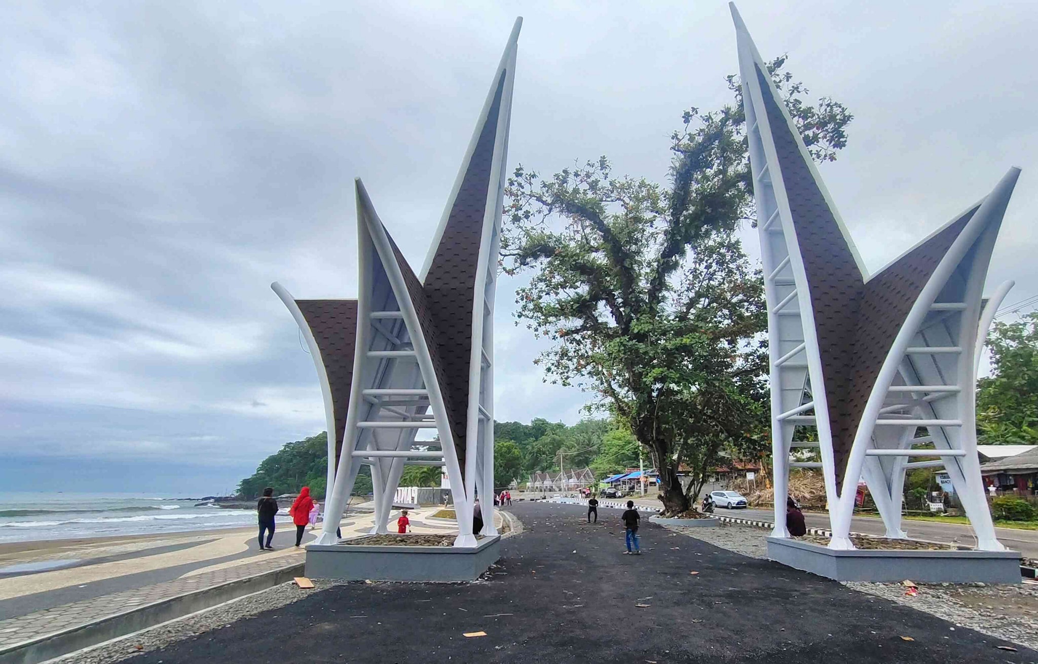 Salah satu fasilitas gapura yang berada di Pantai Karanghawu setelah diresmikan oleh Gubenur Jabar Ridwan Kamil