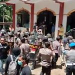 Tangkapan layar video polisi di depan sebuah masjid di Desa Wadas, Purworejo, Jawa Tengah. (Istimewa)
