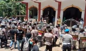 Tangkapan layar video polisi di depan sebuah masjid di Desa Wadas, Purworejo, Jawa Tengah. (Istimewa)
