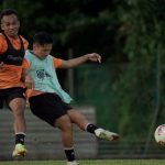 Irfan Jaya (kiri) dan Syahrian Abimanyu menjalani latihan terakhir bersama timnas di Stadion Gombak, Singapura. Syahrian kembali dipanggil timnas U-23. (Tim Media PSSI)