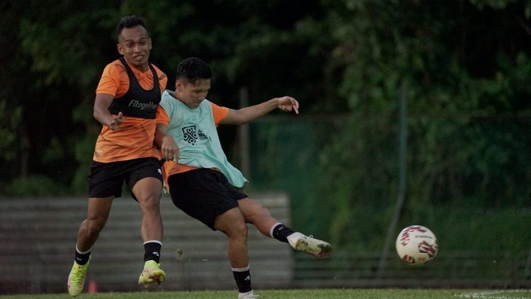 Irfan Jaya (kiri) dan Syahrian Abimanyu menjalani latihan terakhir bersama timnas di Stadion Gombak, Singapura. Syahrian kembali dipanggil timnas U-23. (Tim Media PSSI)