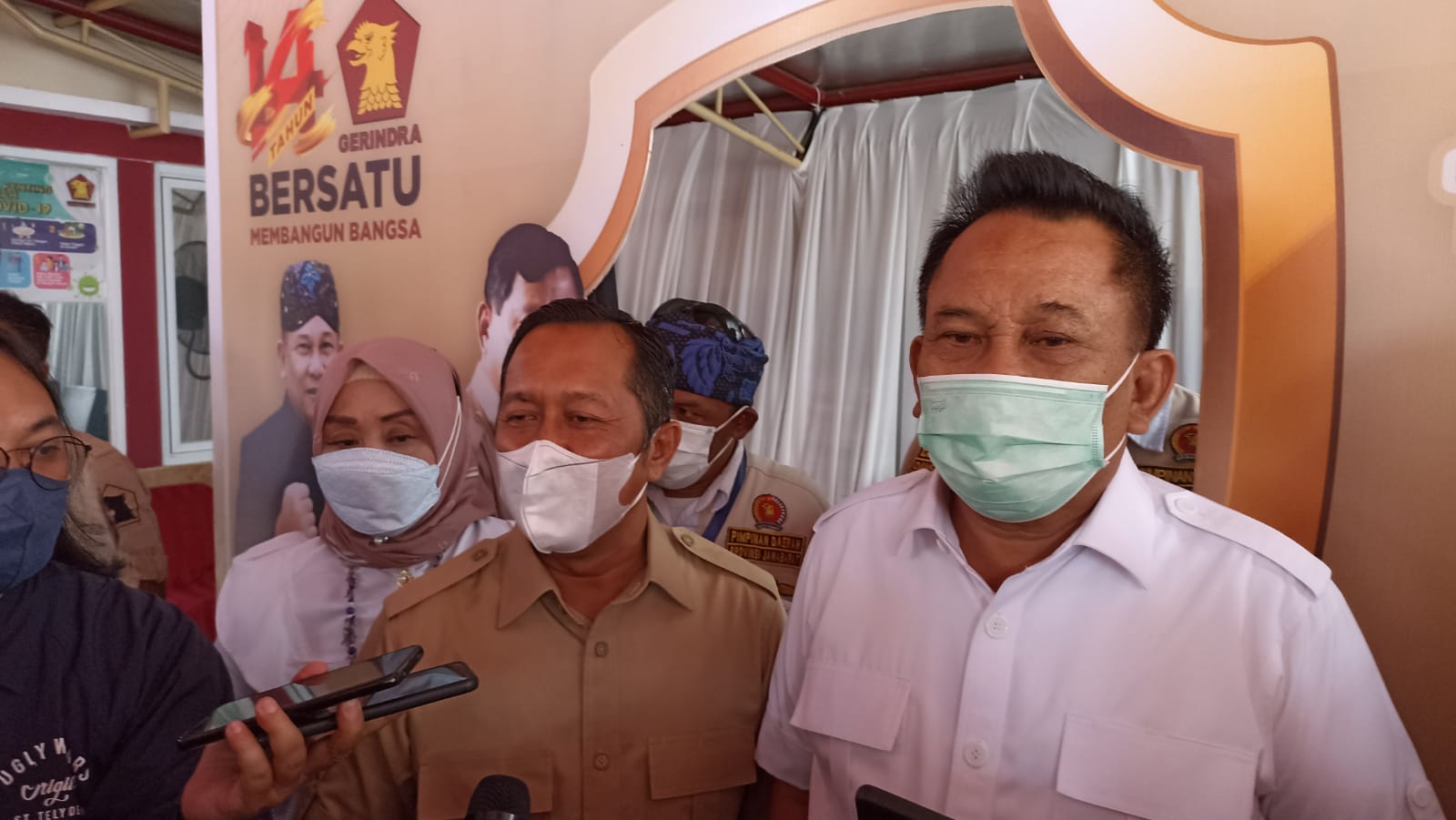 Dok. Ketua DPD Jabar Gerindra, Taufik Hidayat (Kanan) bersama Koordinator vaksinasi DPD Jabar Golkar, H. Arif Hamid Rahman (kiri), Selasa (1/2). Foto: Sandi Nugraha.