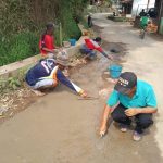 Warga Desa Cimanggung, Kecamatan Cimanggung, Kabupaten Sumedang saat gotong royong perbaiki jalan secara swadaya.