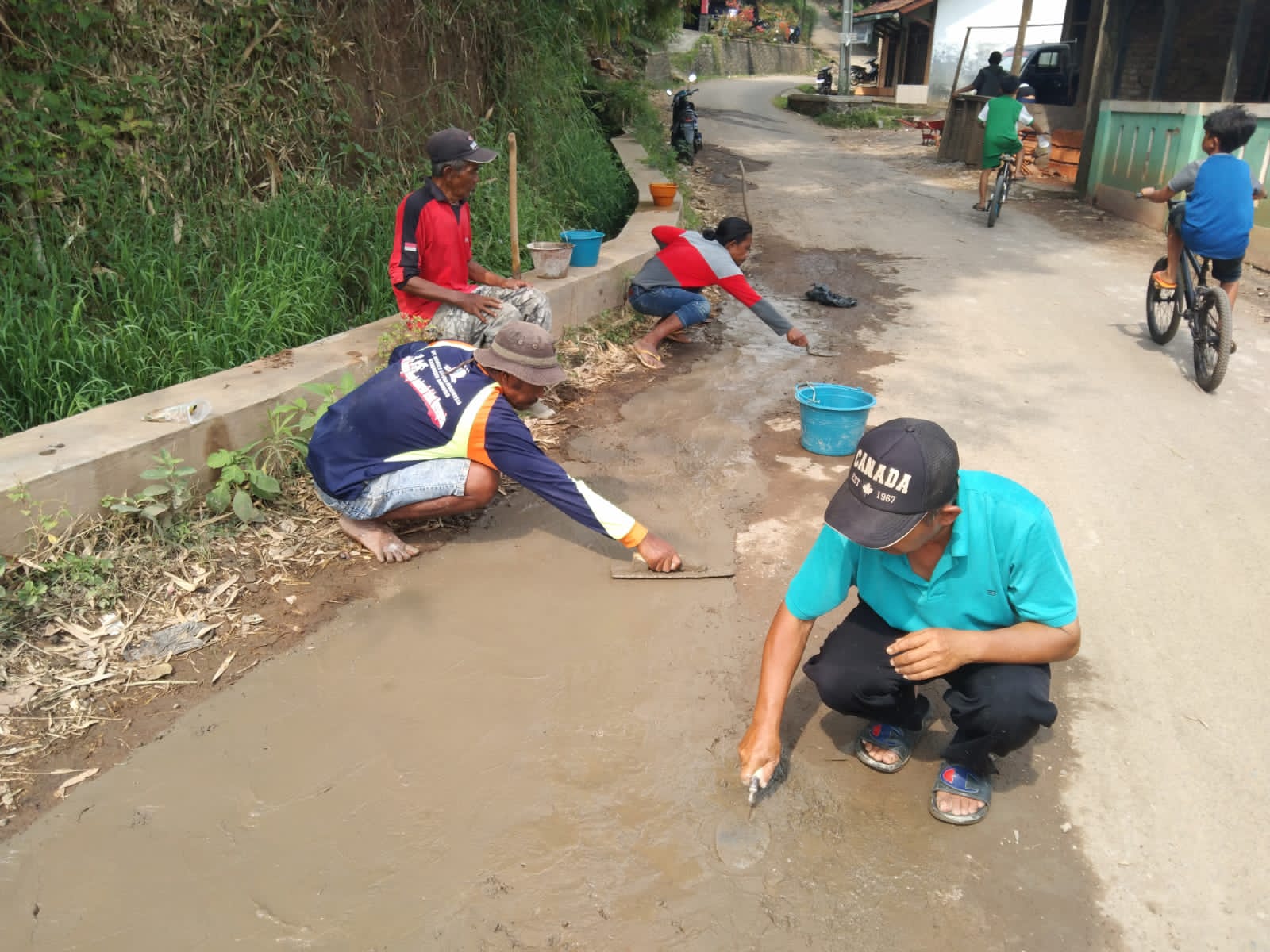 Warga Desa Cimanggung, Kecamatan Cimanggung, Kabupaten Sumedang saat gotong royong perbaiki jalan secara swadaya.