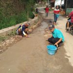 Gotong royong warga Desa Cimanggung, Kecamatan Cimanggung, Kabupaten Sumedang perbaiki jalan yang rusak secara swadaya. (Jabar Ekspres)