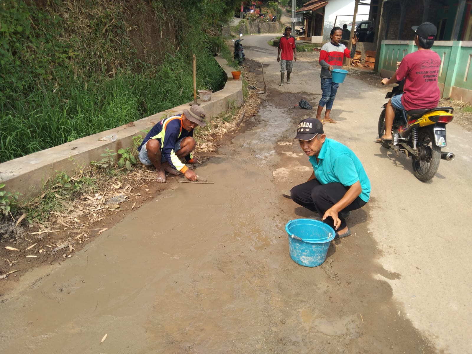Gotong royong warga Desa Cimanggung, Kecamatan Cimanggung, Kabupaten Sumedang perbaiki jalan yang rusak secara swadaya. (Jabar Ekspres)