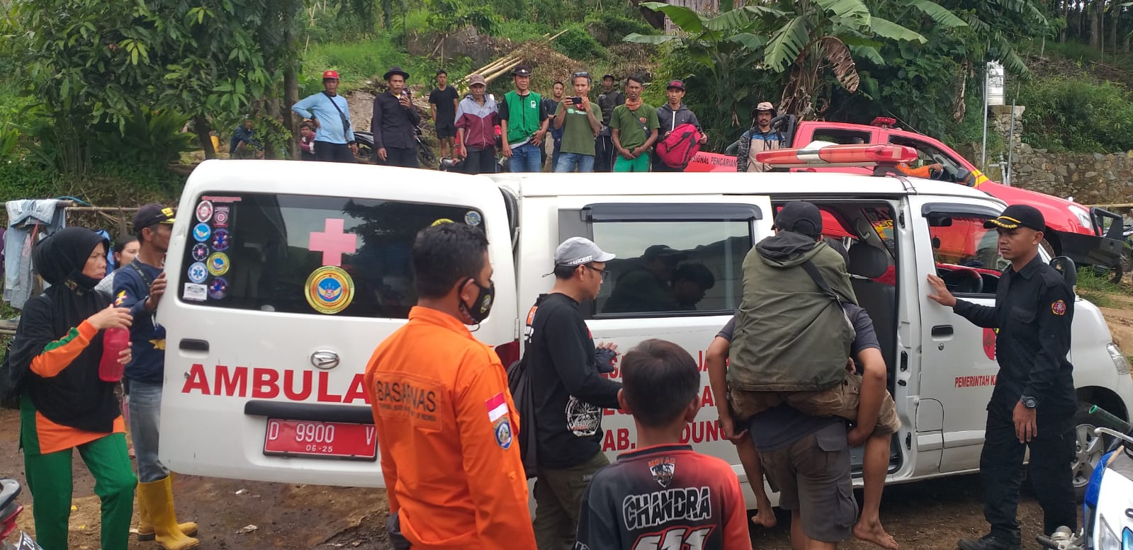Proses evakuasi korban pendaki yang sempat hilang di Gunung Malabar.