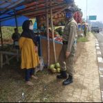 Anggota Satpol PP Kabupaten Sumedang saat melakukan penertiban PKL di jalur keluar-masuk Gerbang Tol Pamulihan.