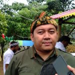 Kepala Bidang Pariwisata Disbudparpora Kabupaten Sumedang, Ellan R Nagari usai melihat objek wisata Pasirnanjung Geulis. (Jabar Ekspres)