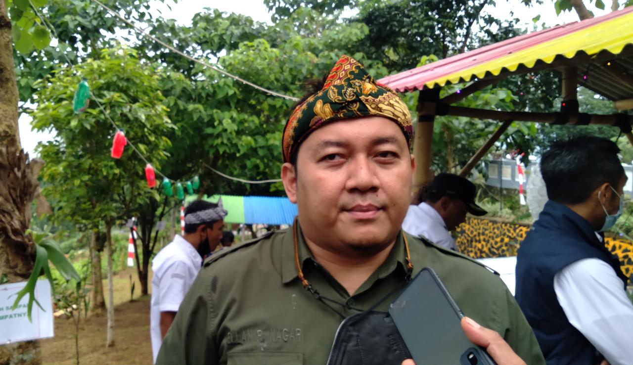 Kepala Bidang Pariwisata Disbudparpora Kabupaten Sumedang, Ellan R Nagari usai melihat objek wisata Pasirnanjung Geulis. (Jabar Ekspres)