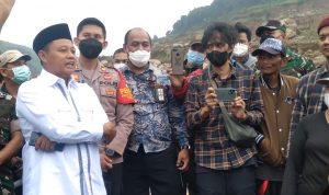 Wakil Gubernur Jawa Barat, Uu Ruzhanul Ulum saat mengecek galian C di Desa Nagreg, Kecamatan Nagreg, Kabupaten Bandung. (Jabar Ekspres)