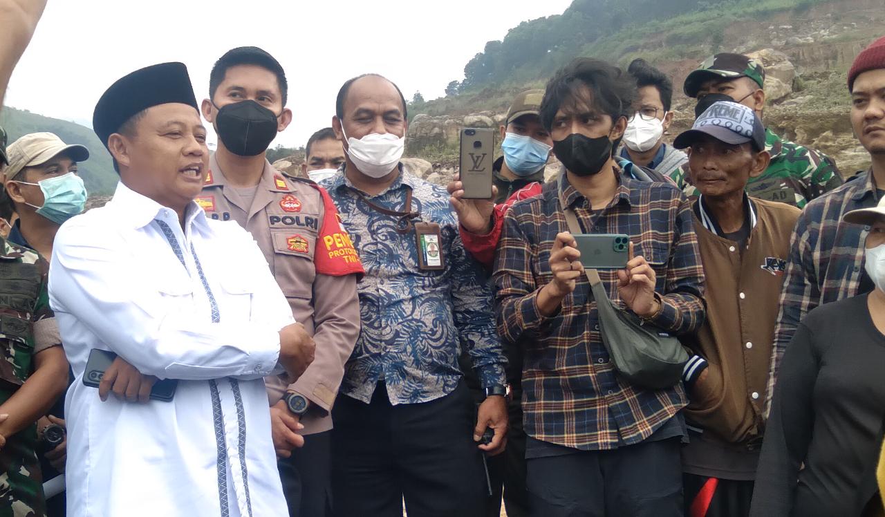 Wakil Gubernur Jawa Barat, Uu Ruzhanul Ulum saat mengecek galian C di Desa Nagreg, Kecamatan Nagreg, Kabupaten Bandung. (Jabar Ekspres)