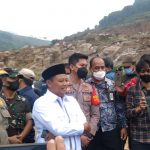 Wakil Gubernur Jawa Barat, Uu Ruzhanul Ulum saat kunjungi proyek galian C yang timbulkan polemik di Desa Nagreg, Kecamatan Nagreg, Kabupaten Bandung. (Jabar Ekspres)