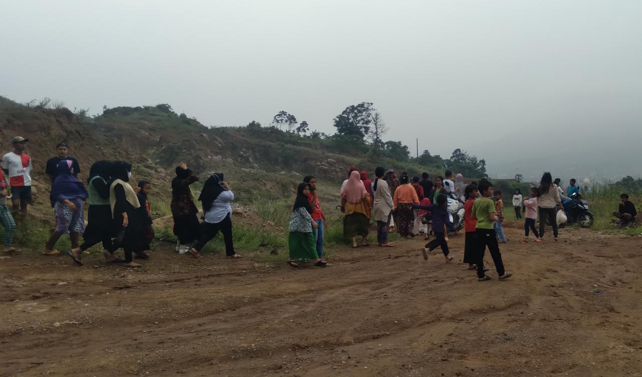 Warga Desa Nagreg, Kecamatan Nagreg, Kabupaten Bandung saat datangi proyek galian C yang diduga belum kantongi izin. (Jabar Ekspres)