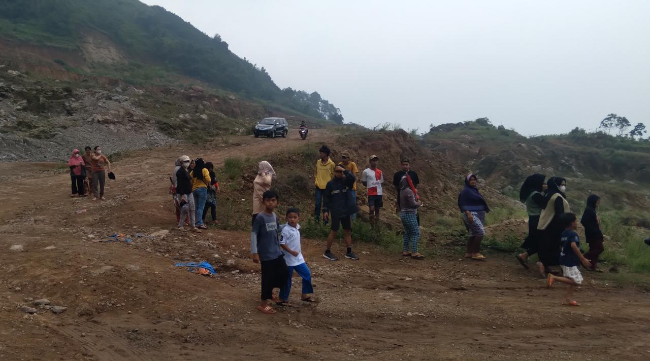 Warga Desa Nagreg, Kecamatan Nagreg, Kabupaten Bandung saat datangi proyek galian C yang diduga ilegal. (Jabar Ekspres)