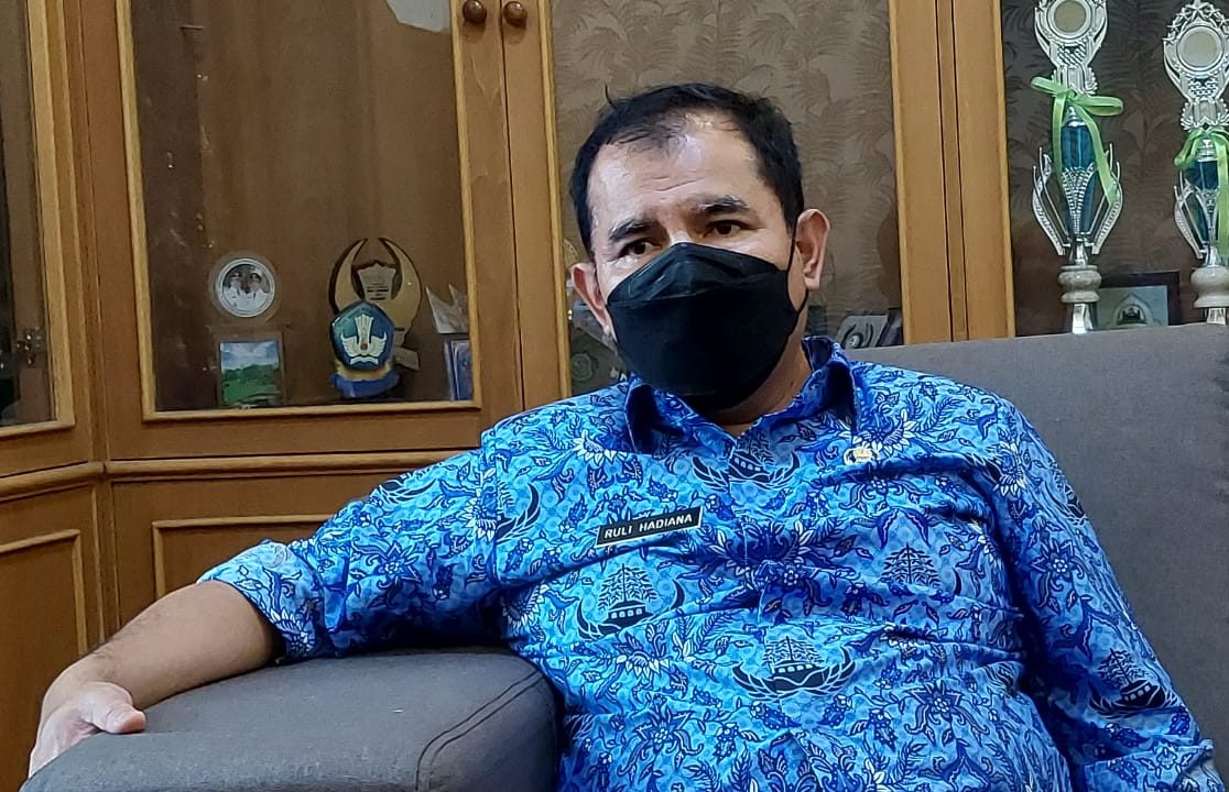Kepala Dinas Pendidikan (Kadisdik) Kabupaten Bandung, Ruli Hadiana, mengatakan bahwa prokes di tiap sekolah mesti diperketat.