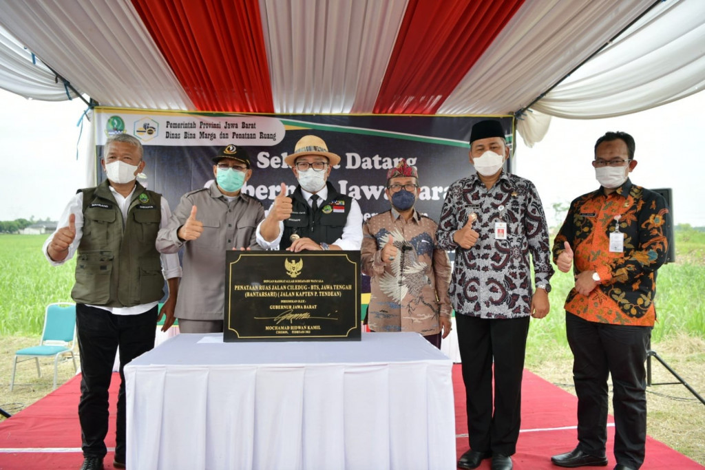 Gubernur Jawa Barat Ridwan Kamil meresmikan penataan jalan penghubung antara Jabar-Jateng, di Ciledug Kabupaten Cirebon dengan Kabupaten Brebes, Jumat (4/2/2022).