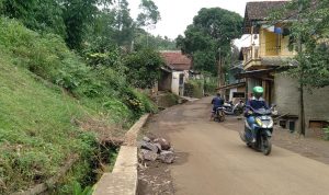 Lingkungan Desa Cikahuripan, Kecamatan Cimanggung, Kabupaten Sumedang. (Jabar Ekspres)